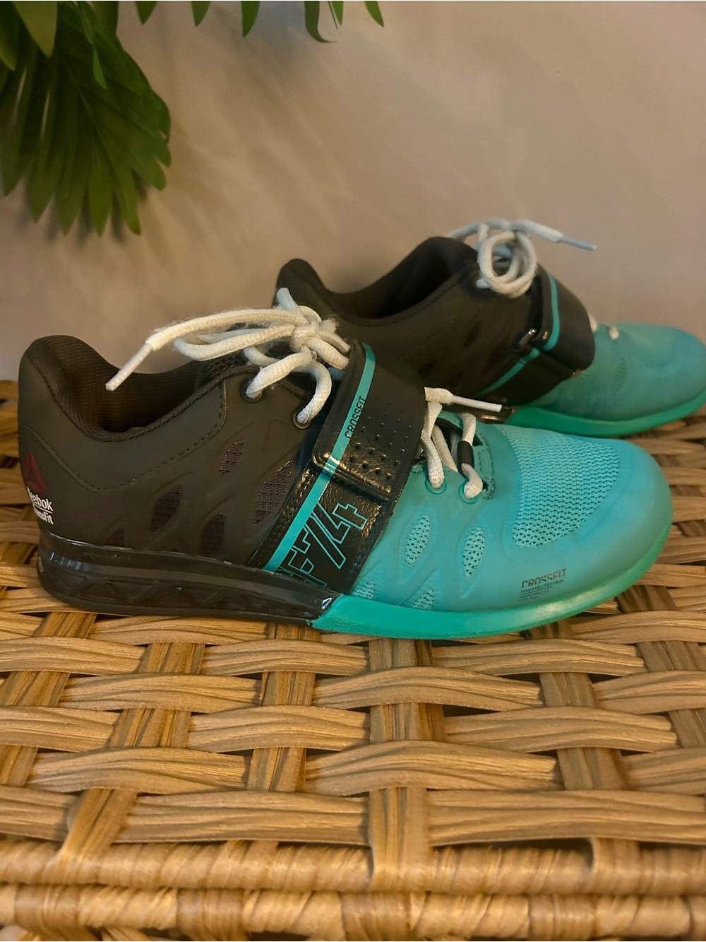 Reebok CrossFit lifter 2.0 Women’s size 6  EUC
Teal/black
